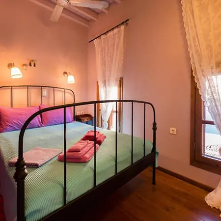 Old Town House With Garden, Fully Equipped & Peaceful Casa de Férias *