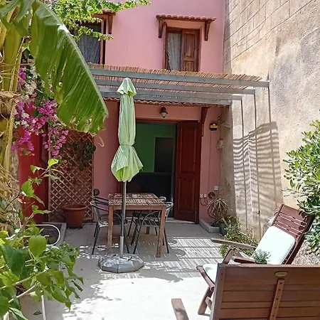 Old Town House With Garden, Fully Equipped & Peaceful Holiday home *