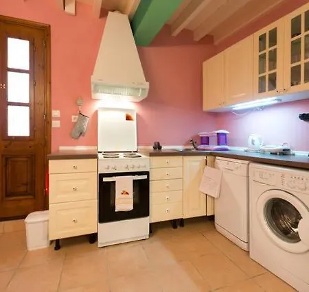 Old Town House With Garden, Fully Equipped & Peaceful בית נופש עיר רודוס