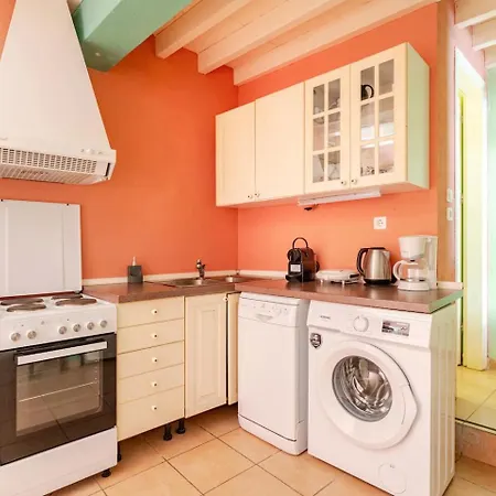 Old Town House With Garden, Fully Equipped & Peaceful Vakantiehuis *