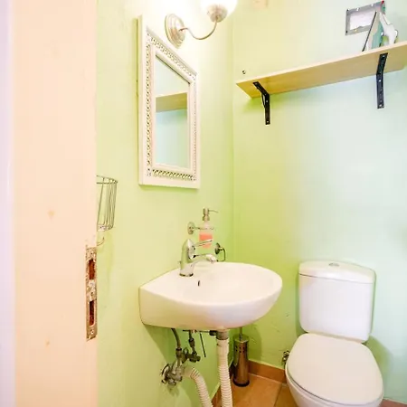 Дом отдыха Old Town House With Garden, Fully Equipped & Peaceful *