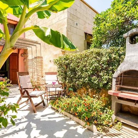 Дом отдыха Old Town House With Garden, Fully Equipped & Peaceful