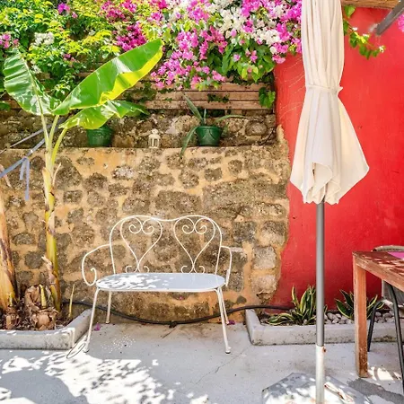 Old Town House With Garden, Fully Equipped & Peaceful Дом отдыха *