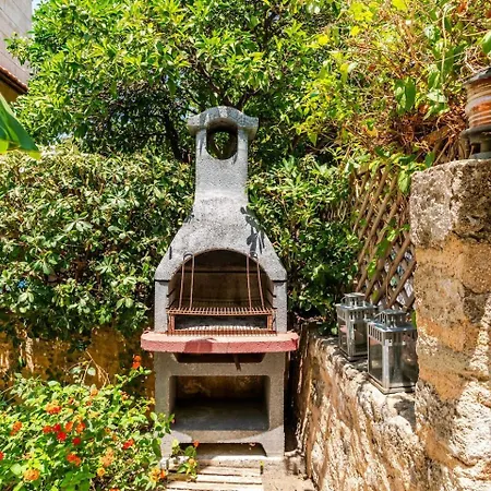 Old Town House With Garden, Fully Equipped & Peaceful Vakantiehuis Rhodes City