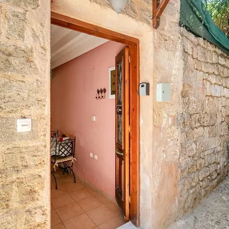 Old Town House With Garden, Fully Equipped & Peaceful * Родос