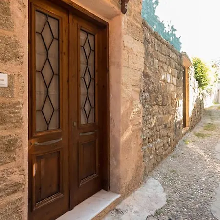 Old Town House With Garden, Fully Equipped & Peaceful Дом отдыха
