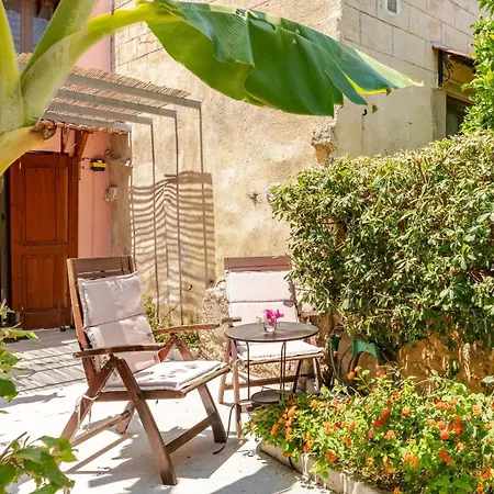 Old Town House With Garden, Fully Equipped & Peaceful Родос
