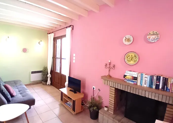 Old Town House With Garden, Fully Equipped & Peaceful Σπίτι διακοπών