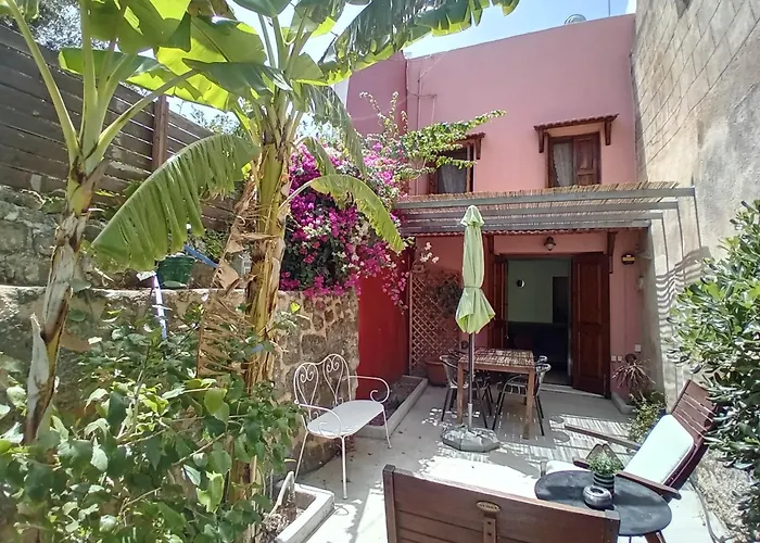 Old Town House With Garden, Fully Equipped & Peaceful Σπίτι διακοπών