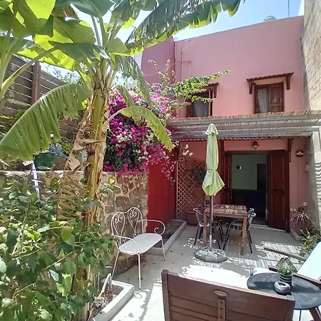 Old Town House With Garden, Fully Equipped & Peaceful Дом отдыха