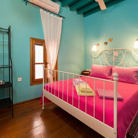 Old Town House With Garden, Fully Equipped & Peaceful Сasa de vacaciones *