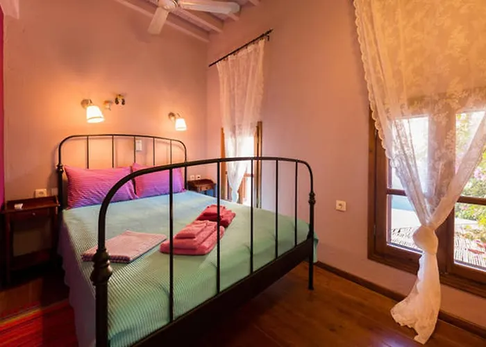 Old Town House With Garden, Fully Equipped & Peaceful بيت للعطل *