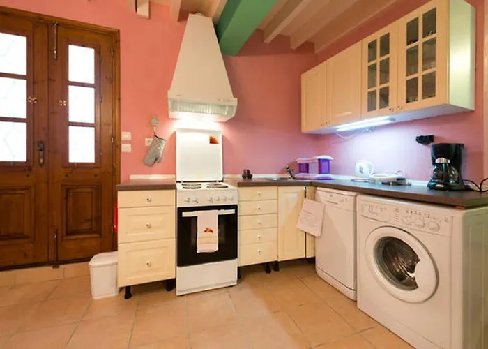 Old Town House With Garden, Fully Equipped & Peaceful Родос
